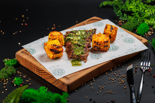 Фланк стейк с жареной кукурузой и соусом Чимичури Фланк стейк с жареной кукурузой и соусом Чимичури